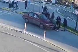 Người phụ nữ bị 2 ô tô đâm trong vòng vài phút ở Thổ Nhĩ Kỳ