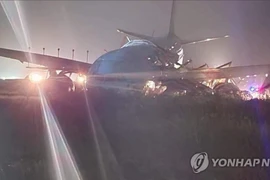 Máy bay chở 173 người trượt khỏi đường băng