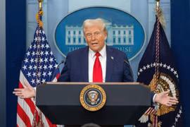 Mỹ áp thuế với Canada và Mexico, chứng khoán lập tức giảm mạnh