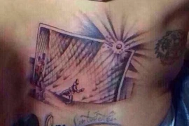 Cầu thủ Chile xăm hình "cú sút bất hạnh"