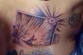 Cầu thủ Chile xăm hình "cú sút bất hạnh"