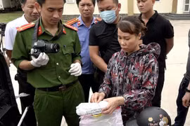 [Tin nhanh tối 28-3-2021] Bắt giữ “nữ quái” tàng trữ hơn 2.000 viên ma túy tổng hợp