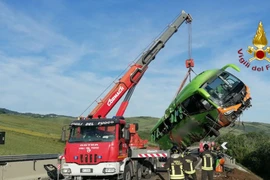 Xe buýt chở 38 người rơi xuống bờ vực ở Italia khiến 1 người tử vong