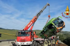 Xe buýt chở 38 người rơi xuống bờ vực ở Italia khiến 1 người tử vong