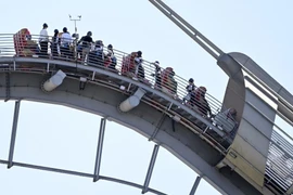 Tàu lượn siêu tốc dừng đột ngột, 35 người bị mắc kẹt