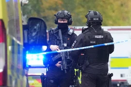 Lao xe và đâm dao bên ngoài giáo đường Do Thái ở Anh, ít nhất 2 người thiệt mạng