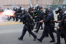 Mỹ điều hàng trăm lính thủy quân lục chiến tới Los Angeles