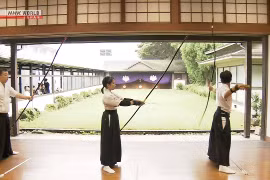 Học sinh tham gia tập bắn cung tại Hoàng cung Nhật Bản
