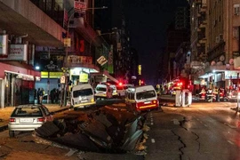 Vụ nổ bí ẩn hất văng ô tô lên không trung