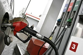 Dùng máy hút bụi… trộm tiền trạm xăng