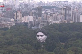 Khinh khí cầu mặt người bất ngờ xuất hiện trên bầu trời Tokyo