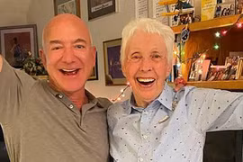 Tỷ phú Jeff Bezos chọn nữ phi công 82 tuổi cùng du hành vũ trụ