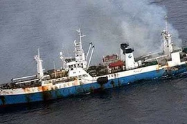 Tàu cá Trung Quốc đánh bắt tận Nam Cực, bốc cháy nghi ngút
