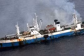 Tàu cá Trung Quốc đánh bắt tận Nam Cực, bốc cháy nghi ngút