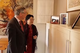 Vợ Đại sứ Bỉ tại Hàn Quốc lại bị tố tát nhân viên vệ sinh 