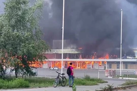 Trung tâm mua sắm ở Donetsk bốc cháy dữ dội sau cuộc pháo kích