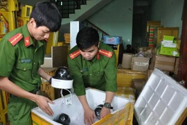 [Tin nhanh sáng 9-1-2021] Thu giữ lô hàng lậu thiết bị điện tử phục vụ sòng bạc