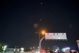 Iran phóng tên lửa vào các căn cứ quân sự của Mỹ tại Qatar và Iraq