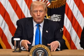 Tổng thống Mỹ Donald Trump ký sắc lệnh áp thuế mới với hàng chục quốc gia 