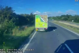 Mải xem điện thoại, tài xế xe tải tông chết 3 người đi mô tô 