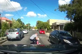 Khoảnh khắc bé gái bị ô tô tông khi chạy sang đường