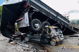 Xe buýt và xe tải va chạm trên cao tốc ở Brazil, ít nhất 38 người chết