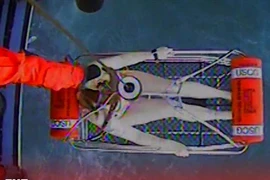 Xem trực thăng Mỹ giải cứu người phụ nữ gặp nạn khi đi tắm biển