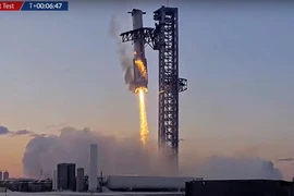 Khoảnh khắc SpaceX thu hồi thành công tên lửa đẩy Super Heavy