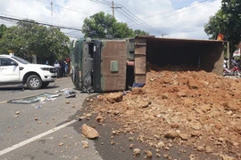 [Tin nhanh tối 15-11-2020] Tránh xe con, xe ben lật ngang đường gây tai nạn liên hoàn