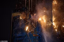 Tòa tháp chọc trời ở Hồng Kông bốc cháy như bó đuốc khổng lồ