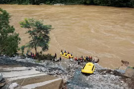 Vụ hai xe buýt bị cuốn xuống sông ở Nepal: Không còn hy vọng tìm thấy người sống sót