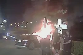 Cảnh sát giải cứu hành khách bất tỉnh trong chiếc ô tô đang cháy 