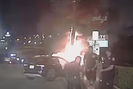 Cảnh sát giải cứu hành khách bất tỉnh trong chiếc ô tô đang cháy 