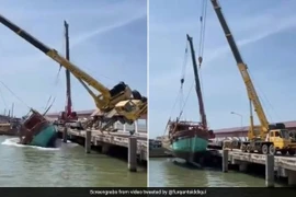 Bất ngờ bị đứt dây cáp, xe cẩu rơi xuống biển