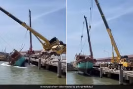 Bất ngờ bị đứt dây cáp, xe cẩu rơi xuống biển