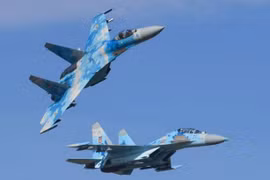 Nga điều tiêm kích Su-27 ‘hộ tống’ máy bay quân sự Pháp