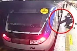 Vừa lên tàu điện ngầm, thiếu nữ 16 tuổi bị chấn thương bí ẩn