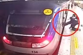 Vừa lên tàu điện ngầm, thiếu nữ 16 tuổi bị chấn thương bí ẩn