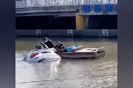 Kịp thời giải cứu tài xế mắc kẹt trong chiếc ô tô lao xuống sông