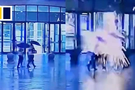Bị sét đánh, 2 người đi bộ thoát chết thần kỳ