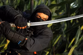 ‘Ninja’ cầm kiếm chém lính đặc nhiệm Mỹ trong đêm