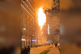 Cận cảnh vụ cháy lớn tại tòa chung cư ở Matxcơva, Nga