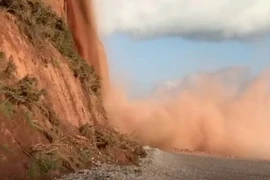 Vách đá đổ ập xuống, bãi biển bị cắt làm đôi