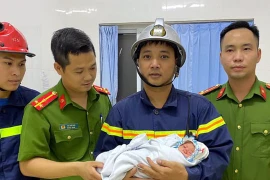 [Tin nhanh sáng 19-8-2020] Giải cứu thành công trẻ sơ sinh bị bỏ rơi giữa 2 khe tường rất hẹp