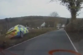 Liều lĩnh cướp xe cảnh sát rồi bỏ chạy với tốc độ lên tới 181km/h