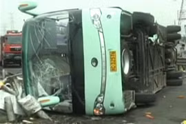 Xe tải đâm xe khách trên cao tốc, 11 người chết 