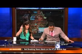 Động đất, biên tập viên sợ hãi chui tọt xuống gầm bàn