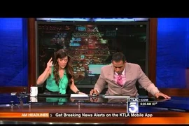 Động đất, biên tập viên sợ hãi chui tọt xuống gầm bàn