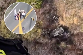 Ngoạn mục cảnh giải cứu lái xe ô tô lao xuống khe núi