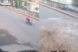 Đường ống nước ngầm bị vỡ, xé toạc con đường